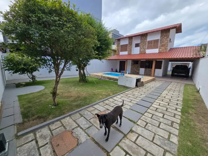 Casas para locação na Imbetiba em Macaé/RJ, 05 Quartos [1 térreo], 02 Vagas, Piscina e Qui