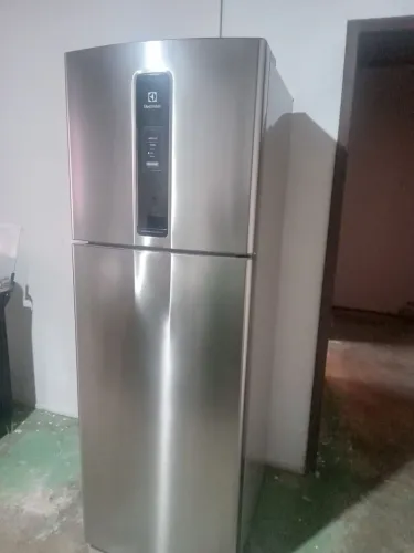 Geladeira electrolux linda. Semi nova