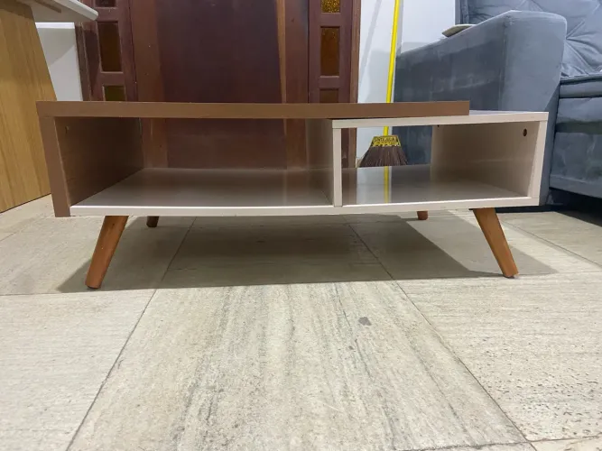 Mesa de Centro Moderna com Nichos e Pés Palito (Retrô)