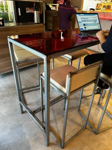 Móveis em aço. 