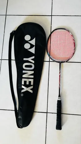 Raquete Badminton Yonex Astrox 100 + Capa e 2 Grips