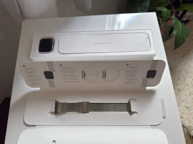 Apple Watch SE (2Gen) + Milanese Loop