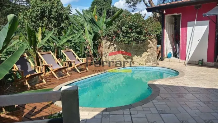 Linda casa de padrão rústico no Condomínio Parque Suíça, em meio a Serra da Cantareira com