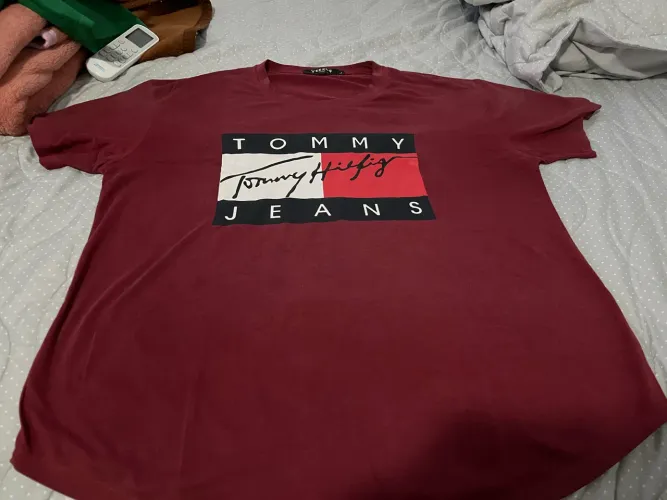 Camiseta Masculina Vinho / Bordô Estampa Tommy Jeans