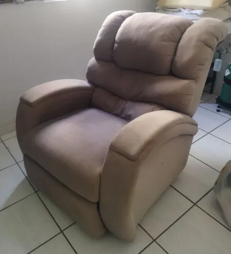 Sofá reclinável com descanso para os pés.