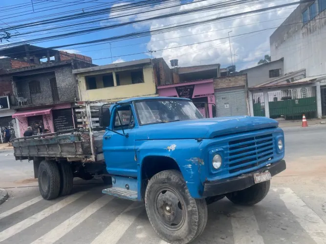 Caminhão carroceria azul