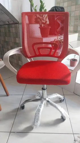 Cadeira para escritório giratória vermelha