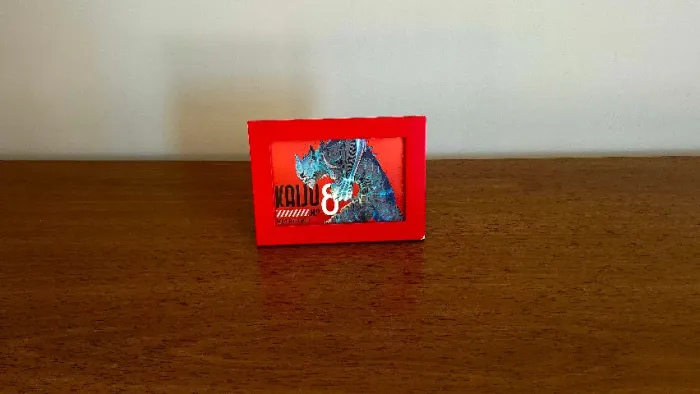 Cartão postal de Kaiju N.° 8 Emoldurado