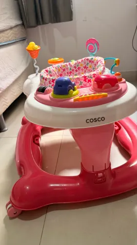Andador marca Cosco com pula pula