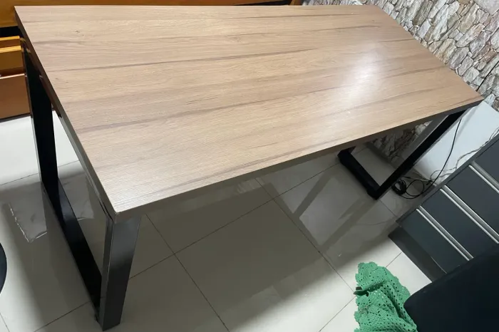 Mesa em L para escritório com 2 cadeiras
