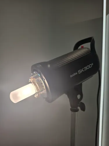 ?Flash de Estúdio Godox SK300II (300W) com Rádio Flash Embutido - Impecável