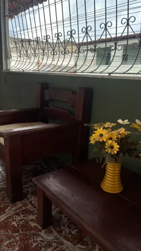Poltrona de madeira e mesa de centro 