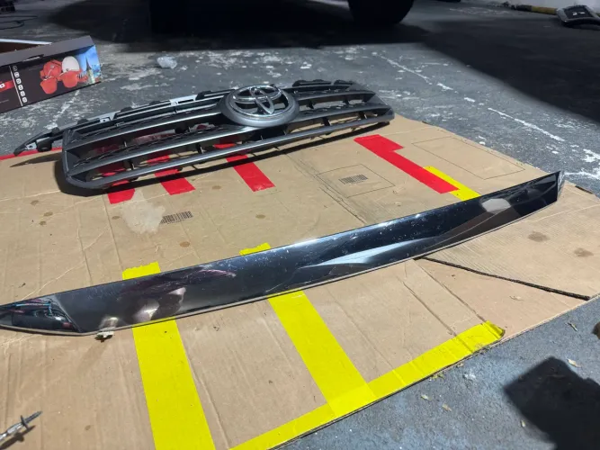 Grade dianteira da Toyota Hilux cromada