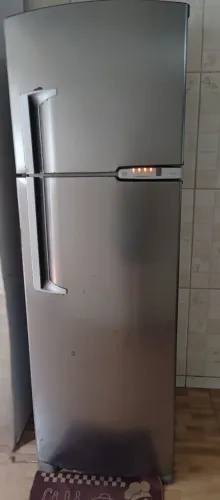 Vende-se uma geladeira Brastemp