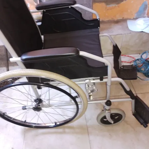 Vendo cadeira semi nova usada somente uma vez valor 600, * ZAP 