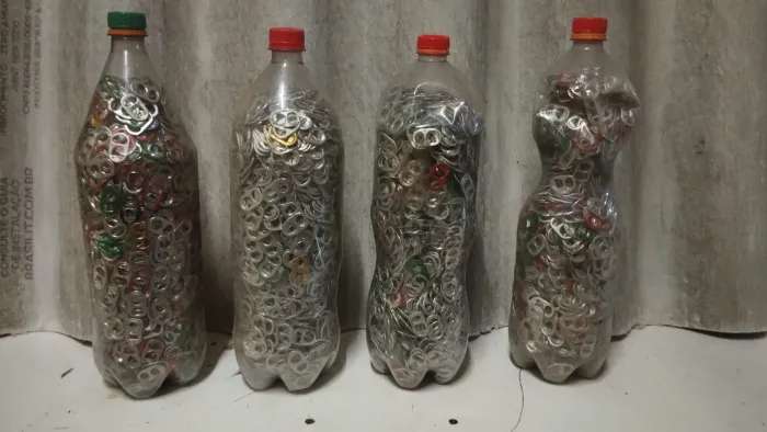 Vendo 4 garrafas de tampa de latinha 