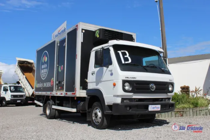 Vw 8-160 com bau refrigerado thermo king