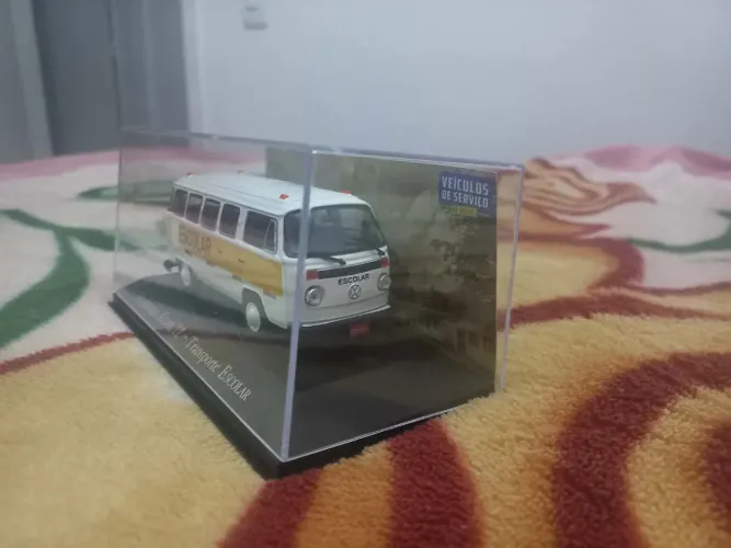 Vendo miniatura kombi lacrada na caixa