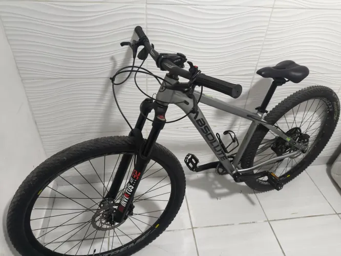 Absolute Nero, 29 12V K7, Hollowtech: trava no guidão, Freio hidráulico - pronta p/trilhas