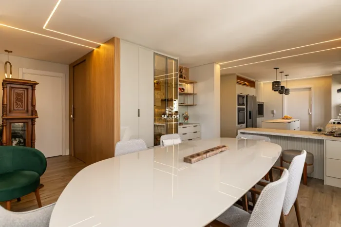 Apartamento decorado à venda com 3 suítes no Cabral em Curitiba