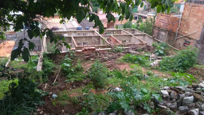 Vendo ou troco lote no bairro jardim colonial. 