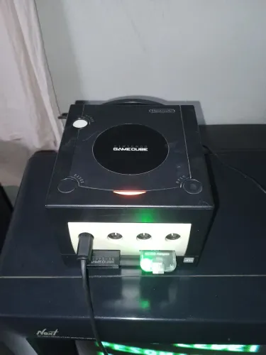Vídeo game game cube com desbloqueio swiss  duas manetes sendo uma original e outra simila
