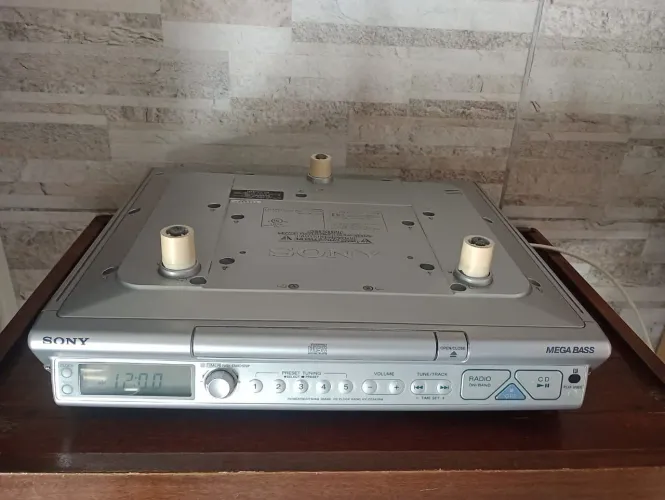 Aparelho sony ICF-CD543RM,rádio relógio, rádio am/fm, CD player, temporizador.