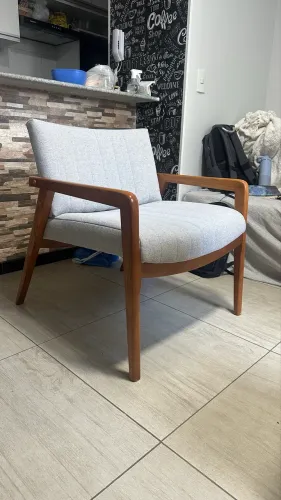 Poltrona Moderna Estilo Retrô em Madeira com Estofado Cinza - Confortável