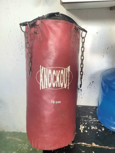Saco de pancada da marca Knockout, modelo 70 cm, pesando aproximadamente 20kg R$170,00