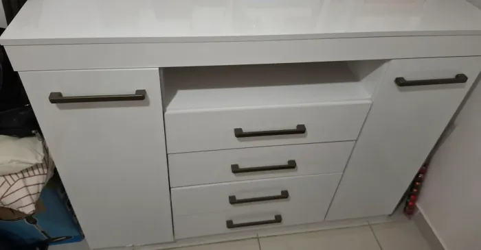 Cômoda 4 gavetas e 2 portas