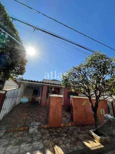 Conjunto de 3 Casas à Venda  Oportunidade para Investidores