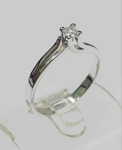 Anel solitário em Ouro Branco 18k750 com diamante de 25 pontos