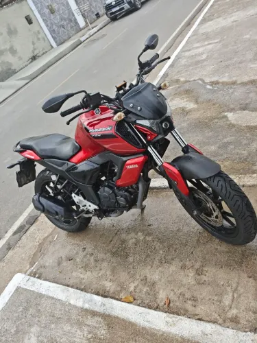 Moto de uso pessoal somente pra ir ao trabalho e passeios, sem detalhes 