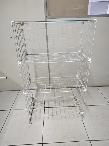 Balcão aramado com tampo de vidro