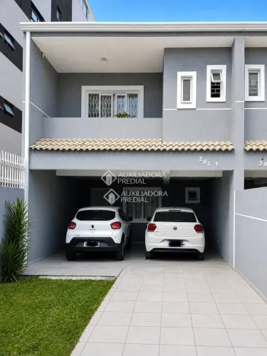 Sobrado com 3 quartos à venda no bairro Novo Mundo na cidade de Curitiba/PR.