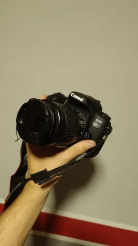 Câmera Canon EOS 77D + 2 Lentes e acessórios (Na Caixa)