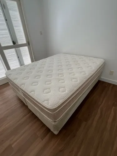 Colchão Simmons Orleans Queen com cama box - Excelente estado