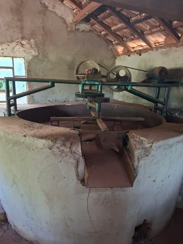 Maquina para fabricar farinha de mandioca (antiga)