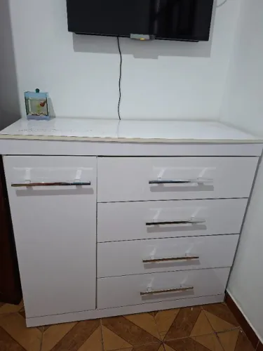 Vendo cômoda, defeito apenas em cima por causa de água 