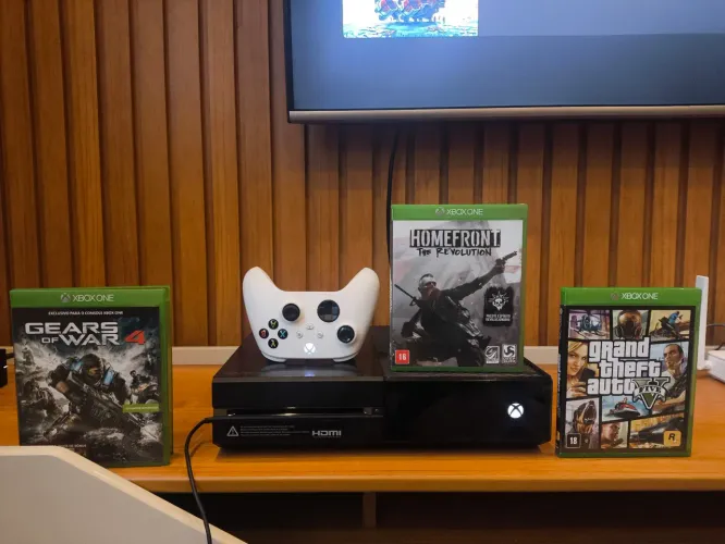 Xbox One com 3 jogos e controle!