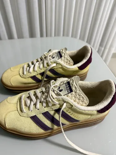 Tenis Adidas 38 em camurça amarelo manteiga com marsala