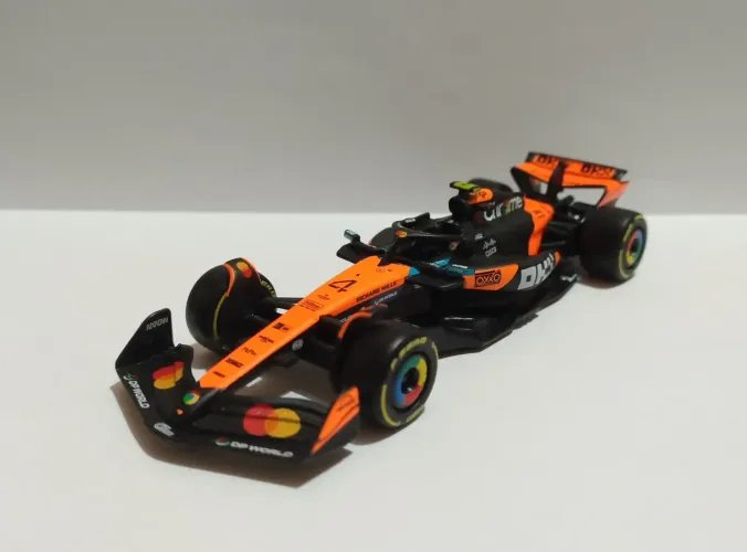 Miniatura fórmula 1 F1 McLaren MCL39 1:43 Bburago Norris/Piastri