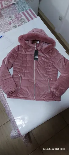 Casaco veludo Rose feminino com capuz removível e bolsos.
