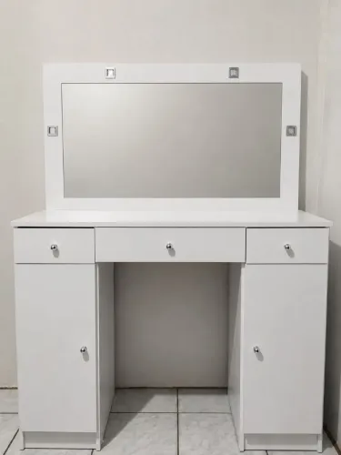 Vendo Penteadeira cor branca semi nova