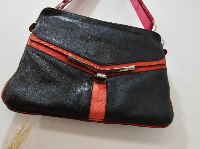 Bolsa Trasversal  Preta c detalhes vermelho