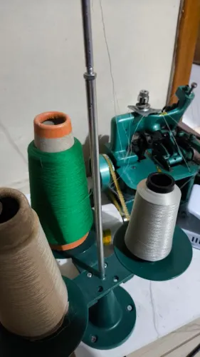 Máquina Overlock Semi Industrial com Mesa, Pedal e Suporte para Linhas