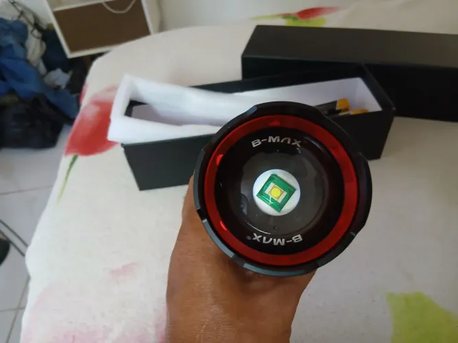 Vendo uma lanterna top. E um canhão de luz.
