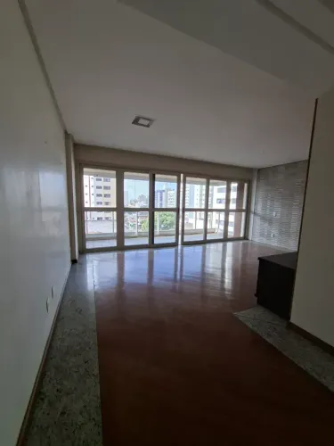 4 quartos (sendo 1 quarto de tv) suite, todo com armários.