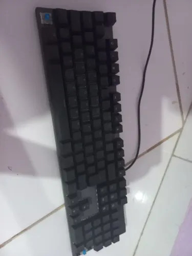 Teclado mecânico usado faltando duas teclas