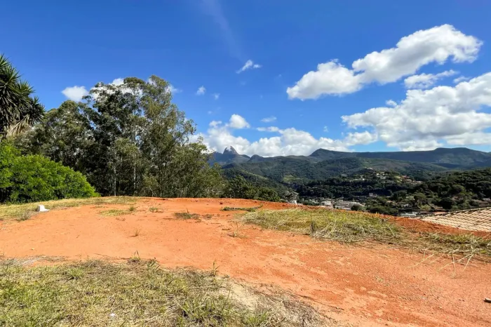 Terreno ensolarado e com vista em Nogueira, Petrópolis